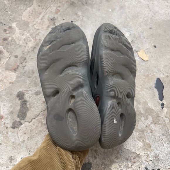 Yeezy Foam Runner ‘Carbon’ - Picture 4 of 6